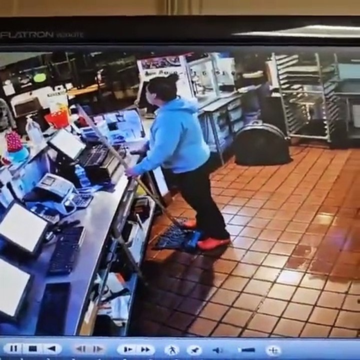 Funcionrios de pizzaria desarmam assaltante com um martelo e caixote do lixo