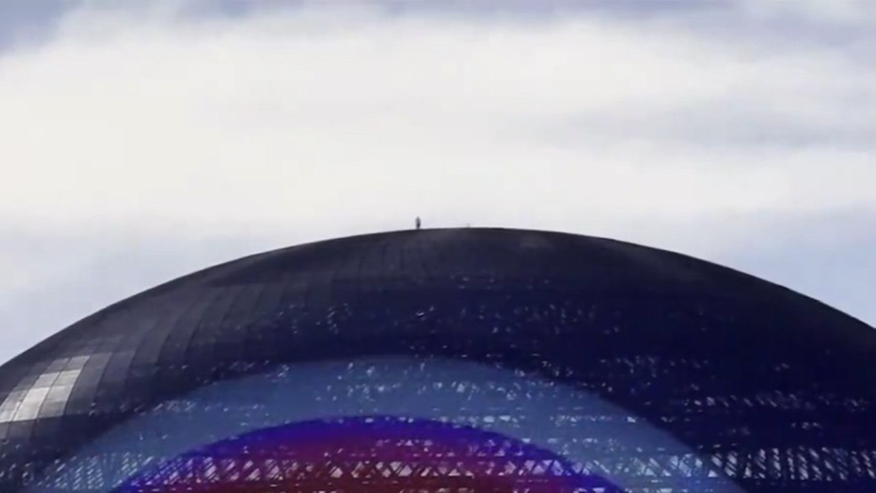 Un hombre escala The Sphere
