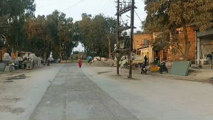 यहां सडक़ के बीच लगे हैं विद्युत ट्रांसफार्मर