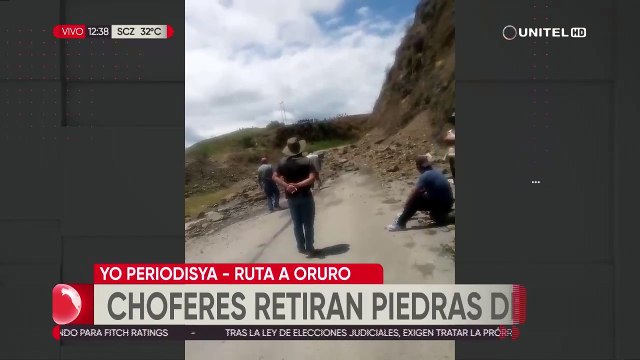 Conductores retiran las piedras que dejaron los bloqueadores sobre la ruta a Oruro
