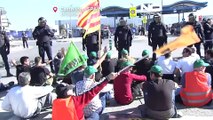 شاهد: المزاعون الإسبان يغلقون الطرق السريعة بجراراتهم احتجاجا على تردي أحوالهم المعيشية
