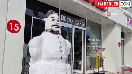Ardahan'da iş yerinin önünde 2 metrelik kardan adam ilgi odağı oldu