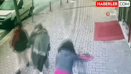 İki kız çocuğu elektrikli motosikleti iterek çalmaya çalışırken böyle yakalandı