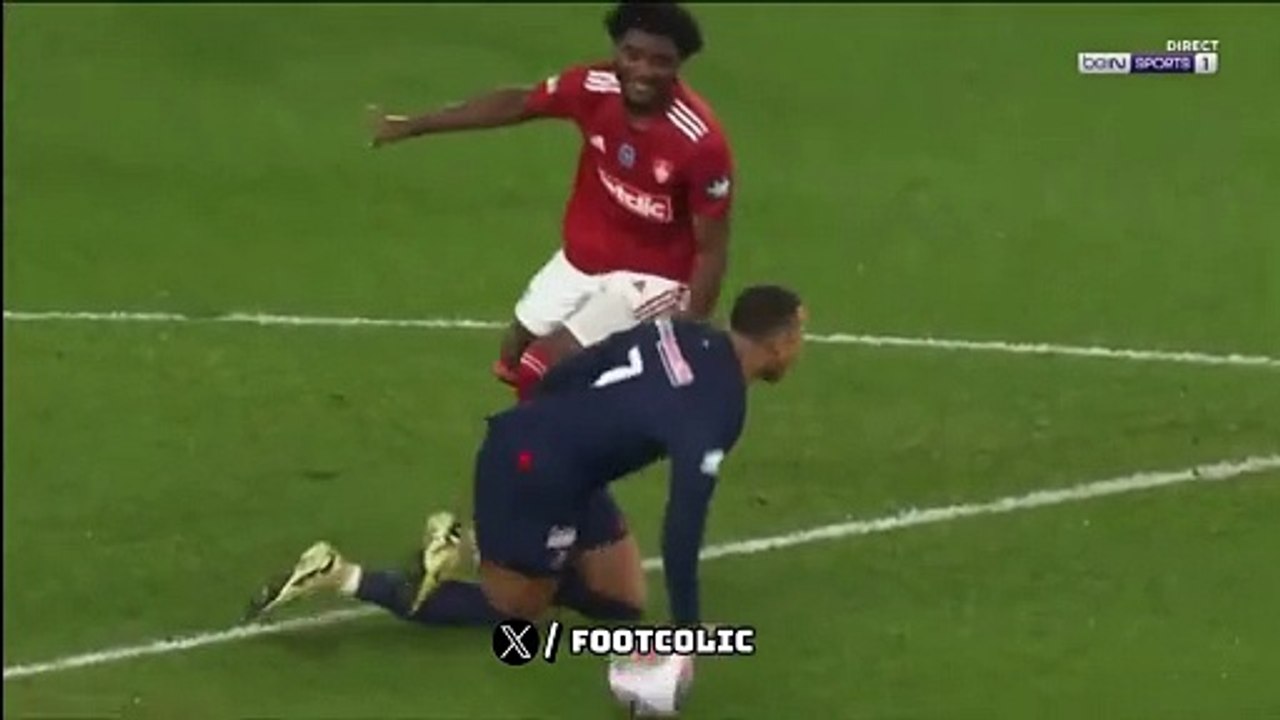 La double agression sur Kylian Mbappé de Lilian Brassier lors de PSG-Brest