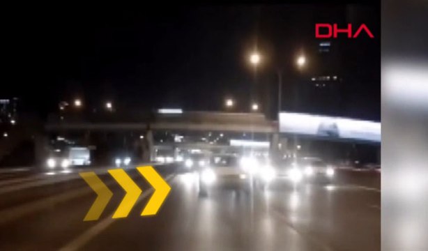 Kadıköy'de makas atarak ilerleyen sürücü kamerada