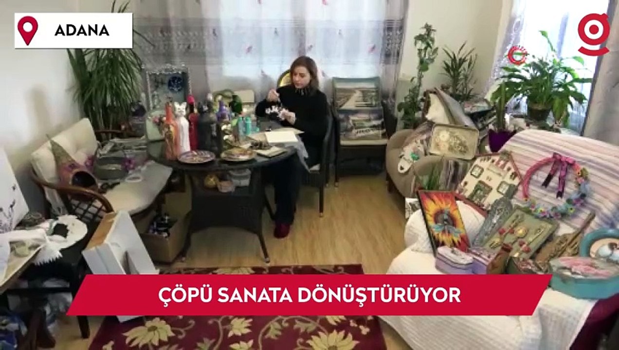 Çöpten topladığı şişe ve tahtaları sanat eserine dönüştürüyor