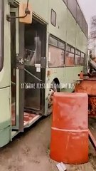 Mulher comprar autocarro e transforma-o numa casa para ela e para filho