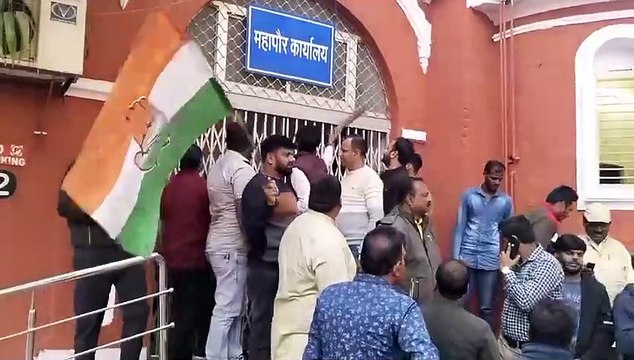 कांग्रेस मेयर के बीजेपी में शामिल होने के खिलाफ Nsui का प्रदर्शन - देखें वीडियो