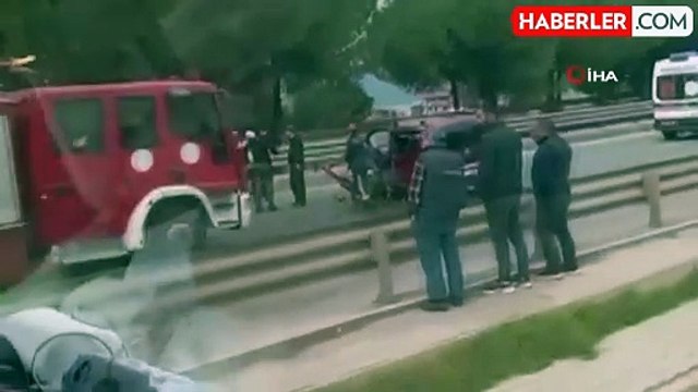 Bariyerlere çarpan araç hurdaya döndü, sürücü hayatını kaybetti: Kaza anı araç kamerasına yansıdı