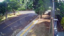 Vídeo chocante mostra motociclista sofrendo múltiplas fraturas em acidente