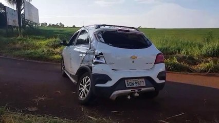 Onix é jogado para fora da rodovia após colisão com  caminhão na BR-369