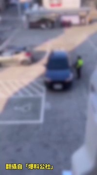 停车被收费 妇对收费员咆哮