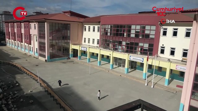 Malatya'da okulun istinat duvarı çöktü!