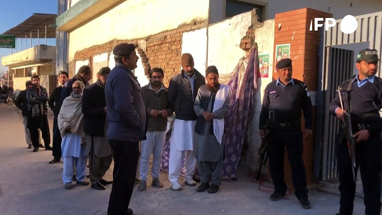 Paquistão celebra eleições com candidato apoiado pelos militares como favorito