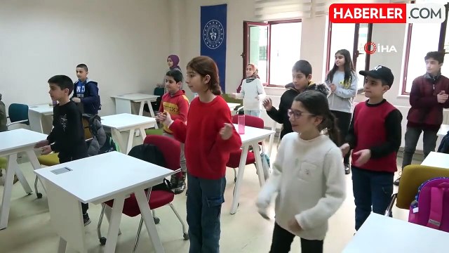 Minikler İngilizce kursunda hem eğleniyor, hem de öğreniyor