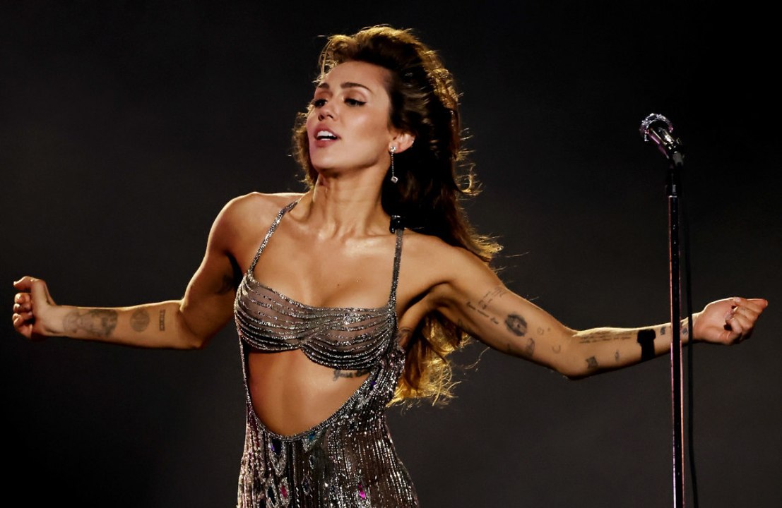 Miley Cyrus: Maßgeschneiderte Gucci-Unterwäsche bei den Grammy Awards