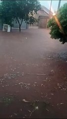 Enxurrada toma conta da rua  Amadeu Barili Filho, no Jardim Irene, em Umuarama