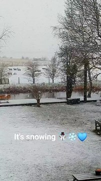 Beautiful snowy scene at Hawthorn Hideaway in Walkeringham