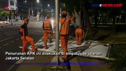 Lurah Jati Padang Beserta Petugas Gabungan Menurunkan APK di 4 Ruas Jalanan Jaksel