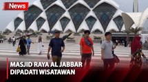 Ribuan Wisatawan Padati Masjid Raya Al Jabbar Bandung saat Libur Isra Miraj dan Imlek
