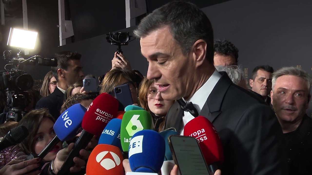 Los invitados desfilan por una alfombra roja salpicada por la violencia, Vox y los agricultores