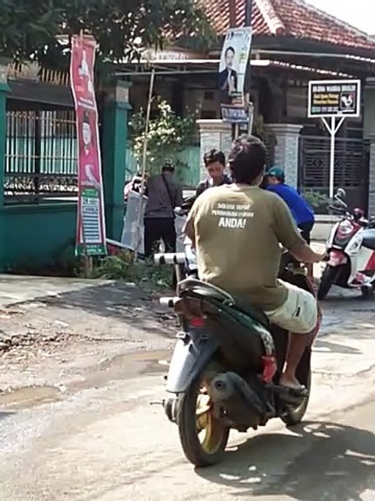 Petugas Mencopot Alat Peraga Kampanye di Desa Juntikedokan