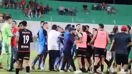 Momento de la pelea campal entre Bolívar y Guabirá en el estadio Gilberto Parada