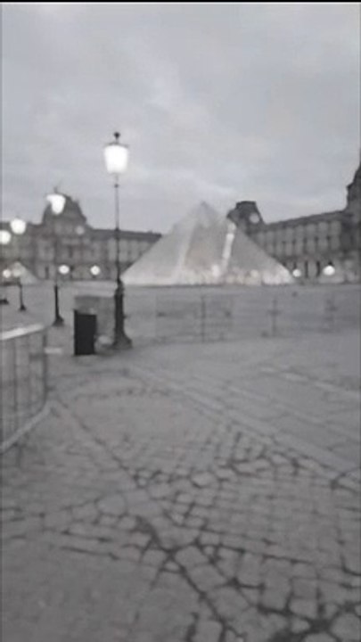 Louvre Museum Pyramid|Nice view of Louvre Museum Paris France