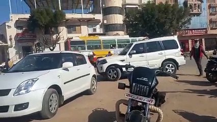 चार्जिंग स्टेशन की सुविधा ही उपलब्ध नहीं है तो फिर कैसे इलेक्ट्रानिक गाडिय़ां चलेंगी