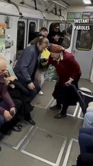 Cette dame âgée ne parvenant pas à s’installer dans le métro reçoit un soutien précieux