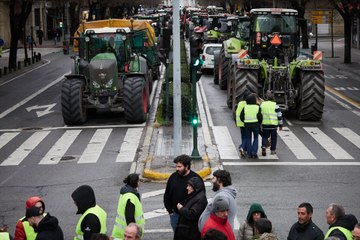 La protesta del campo va a más: barricadas, pedradas y disturbios