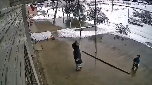 Un gamin détruit un magasin d'un petit coup de pied