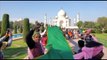Migliaia di persone al Taj Mahal per la festa 