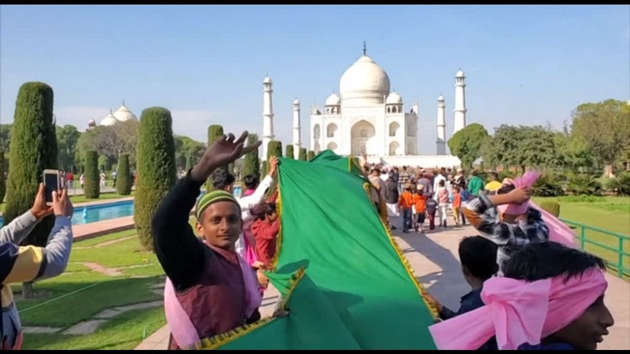 Migliaia di persone al Taj Mahal per la festa "Shah Jahan Urs"