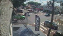 Câmera flagra colisão entre ambulância e automóvel em cruzamento de Umuarama