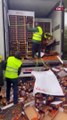 Agricultores españoles vacían un camión de tomates procedentes de Marruecos
