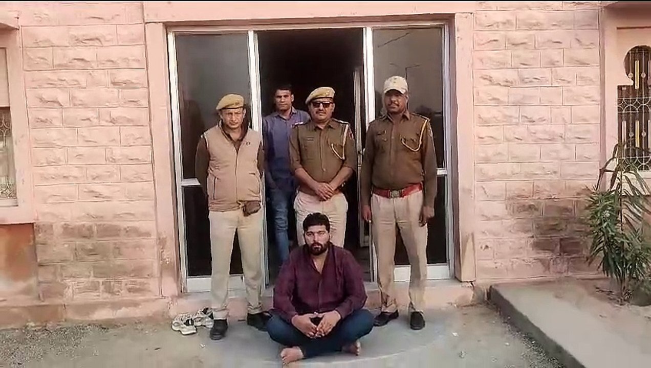 पुलिस वाहनों को देख भागा 25 हजार का इनामी, दो क...