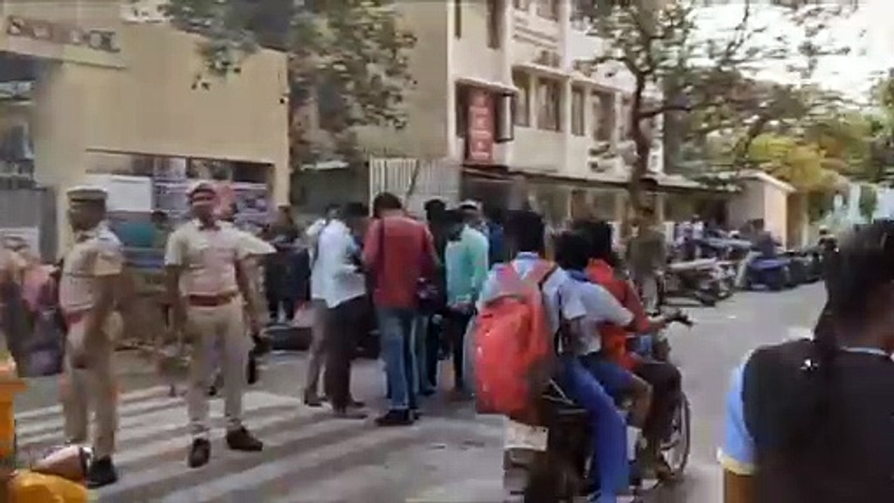 13 स्कूलों को बम विस्फोट की धमकी वाला ईमेल, मची अफरा-तफरी.. देखें वीडियो