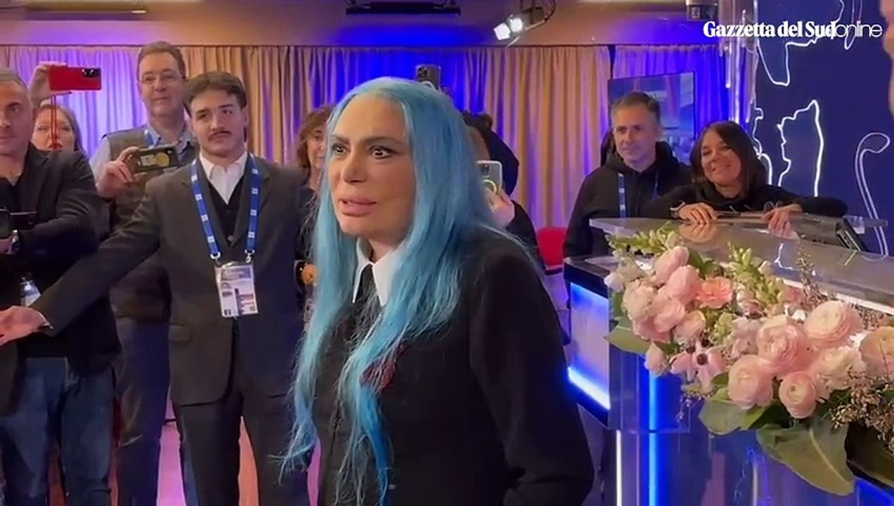 Loredana Bertè ringrazia la sala stampa per il voto della prima serata: “Mi piacerebbe vincere, dedicherei la vittoria a Mimì”.