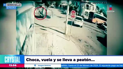 Camioneta choca, vuelca y se lleva a un peatón