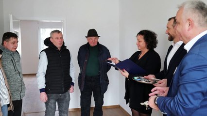 Lokatorzy wprowadzają się do nowego bloku komunalnego w Szczecinku