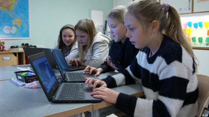 عودة مدارس السويد الابتدائية للكتب الورقية