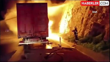 Otoyolda alevlere teslim olan tır kullanılamaz hale geldi