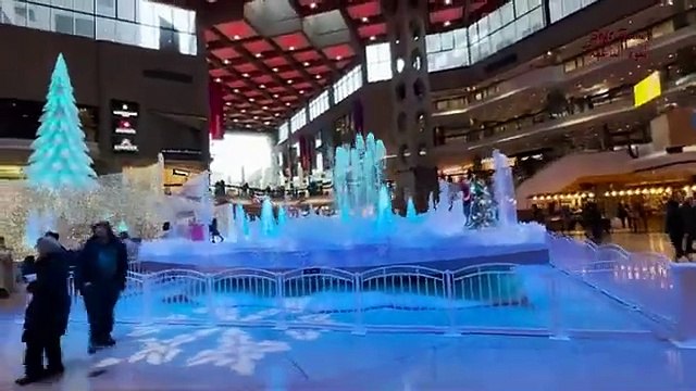 saint catherine street Complexe Desjardins الآستعداد لآحتفالات أعياد الميلاد لشتاء2022