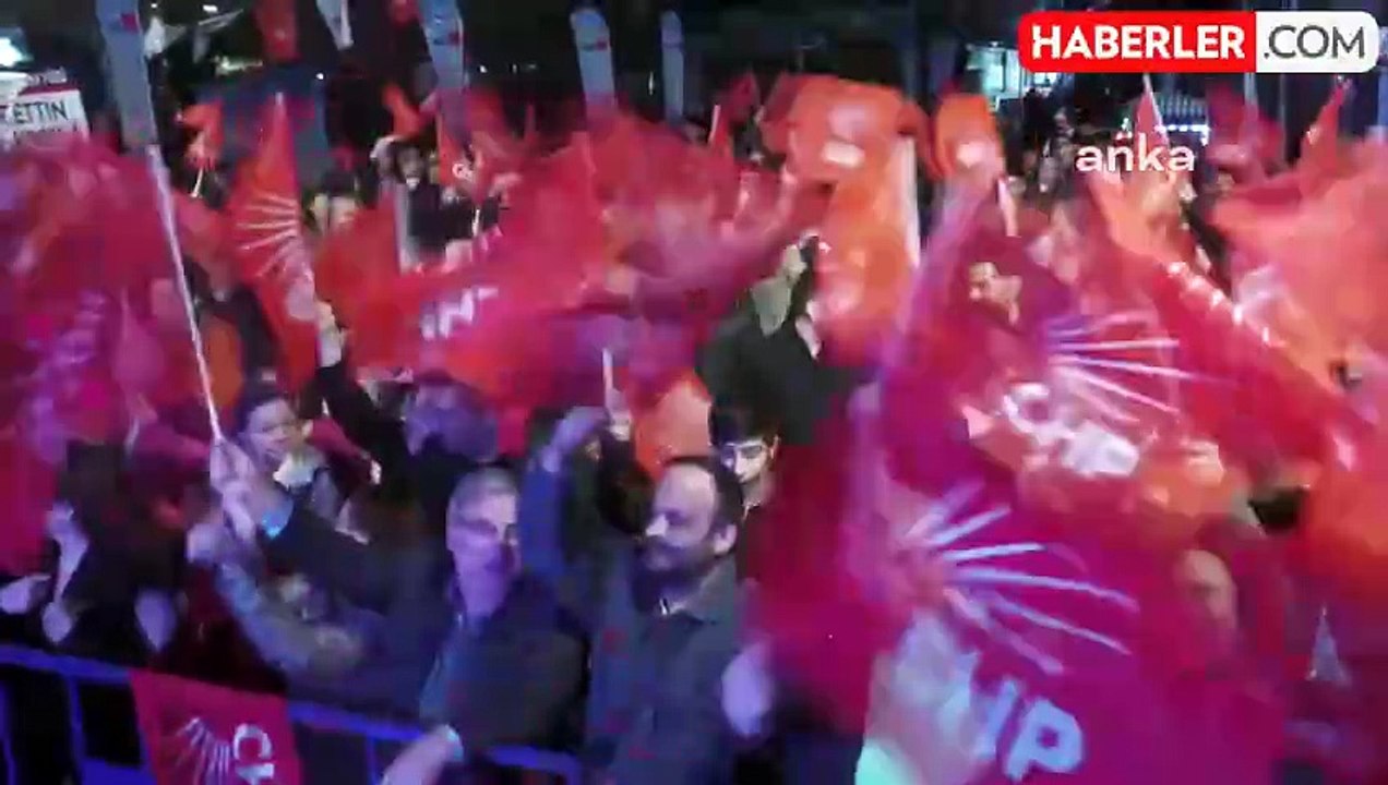 CHP İzmir Büyükşehir Belediye Başkanı Adayı Dr. Cemil Tugay ve Bornova Belediye Başkan Adayı Ömer Eşki, Bornova Çamdibi'nde düzenlenen mitingde vatandaşlarla buluştu