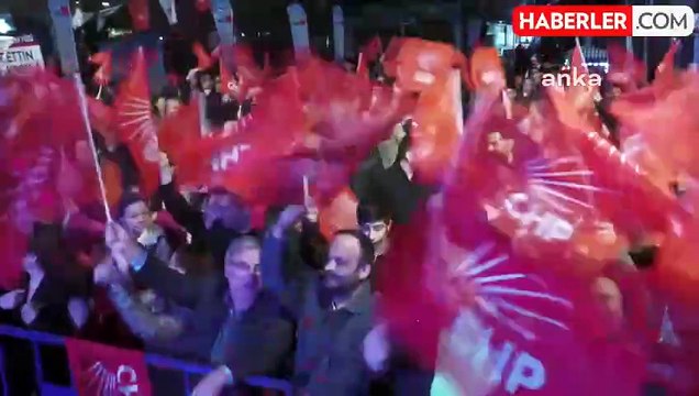 CHP İzmir Büyükşehir Belediye Başkanı Adayı Dr. Cemil Tugay ve Bornova Belediye Başkan Adayı Ömer Eşki, Bornova Çamdibi'nde düzenlenen mitingde vatandaşlarla buluştu