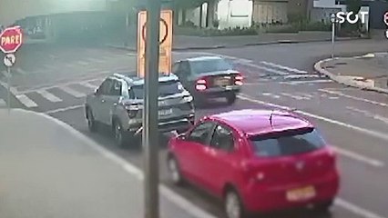 Câmera de monitoramento registra forte colisão de trânsito na Rua Vicente Machado