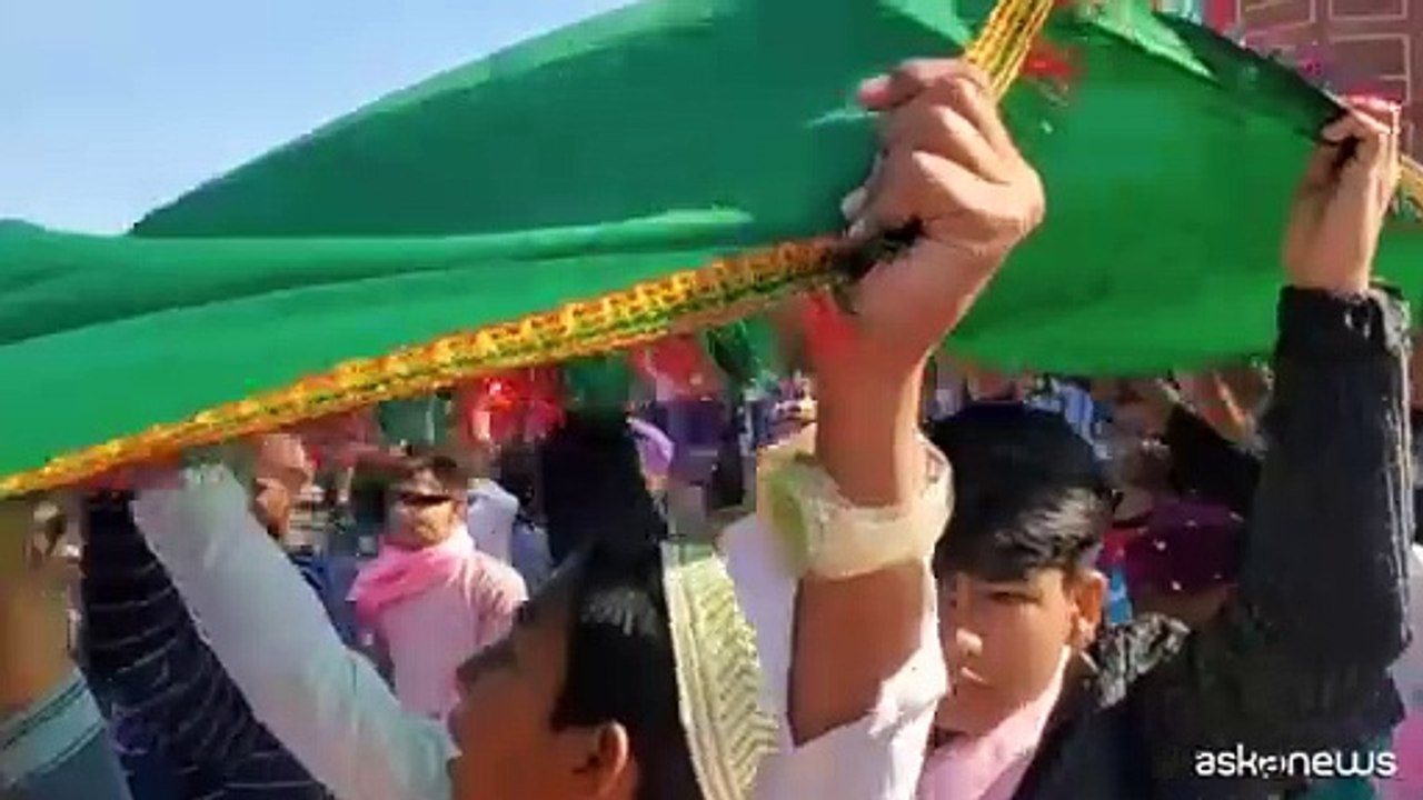 Migliaia di persone al Taj Mahal per la festa "Shah Jahan Urs"