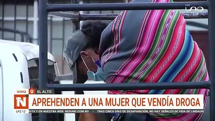 Mujer que vendía droga cerca de un colegio fue detenida por la policía. 
