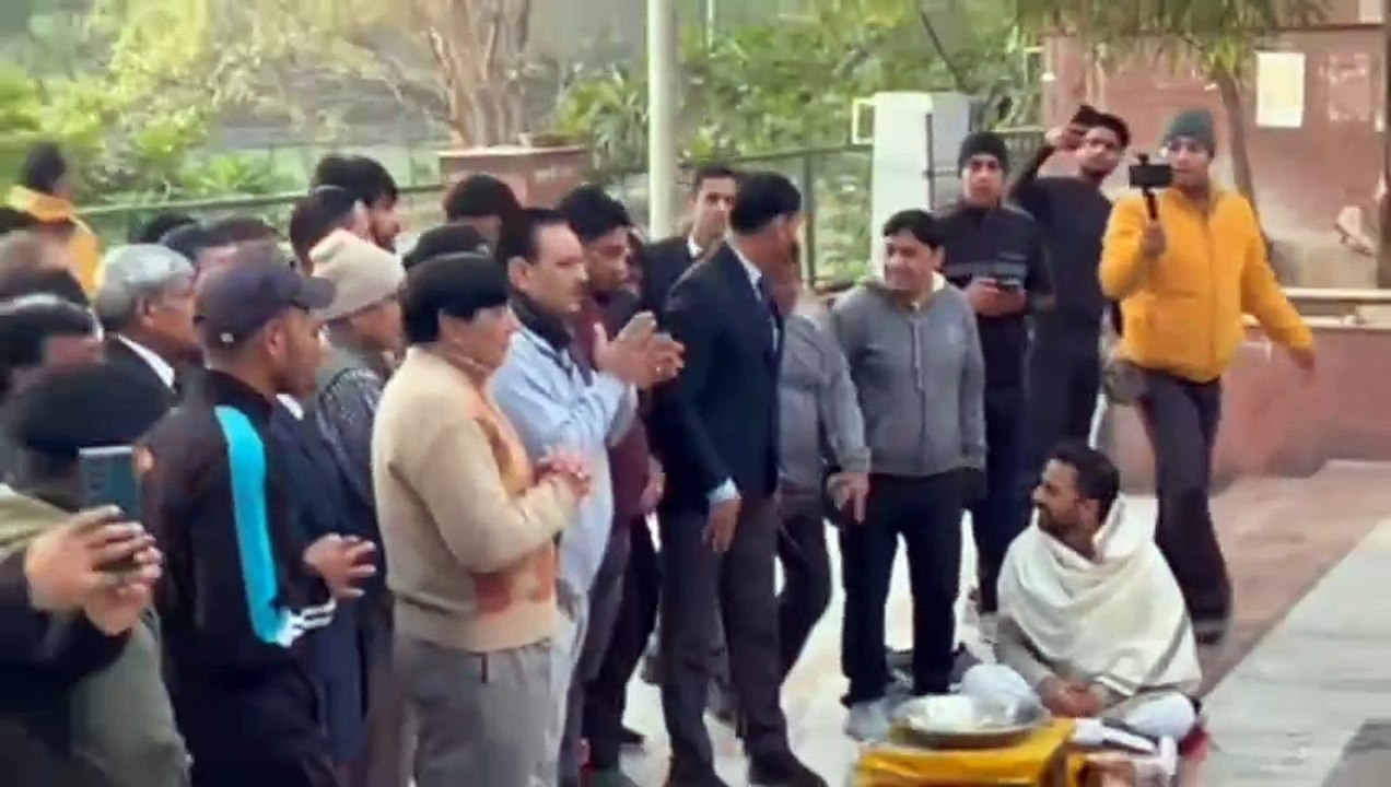 सीएम निकले मॉर्निंग वॉक पर, जनता के साथ बैठकर पीया जूस